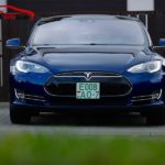 Tesla Model S синего цвета